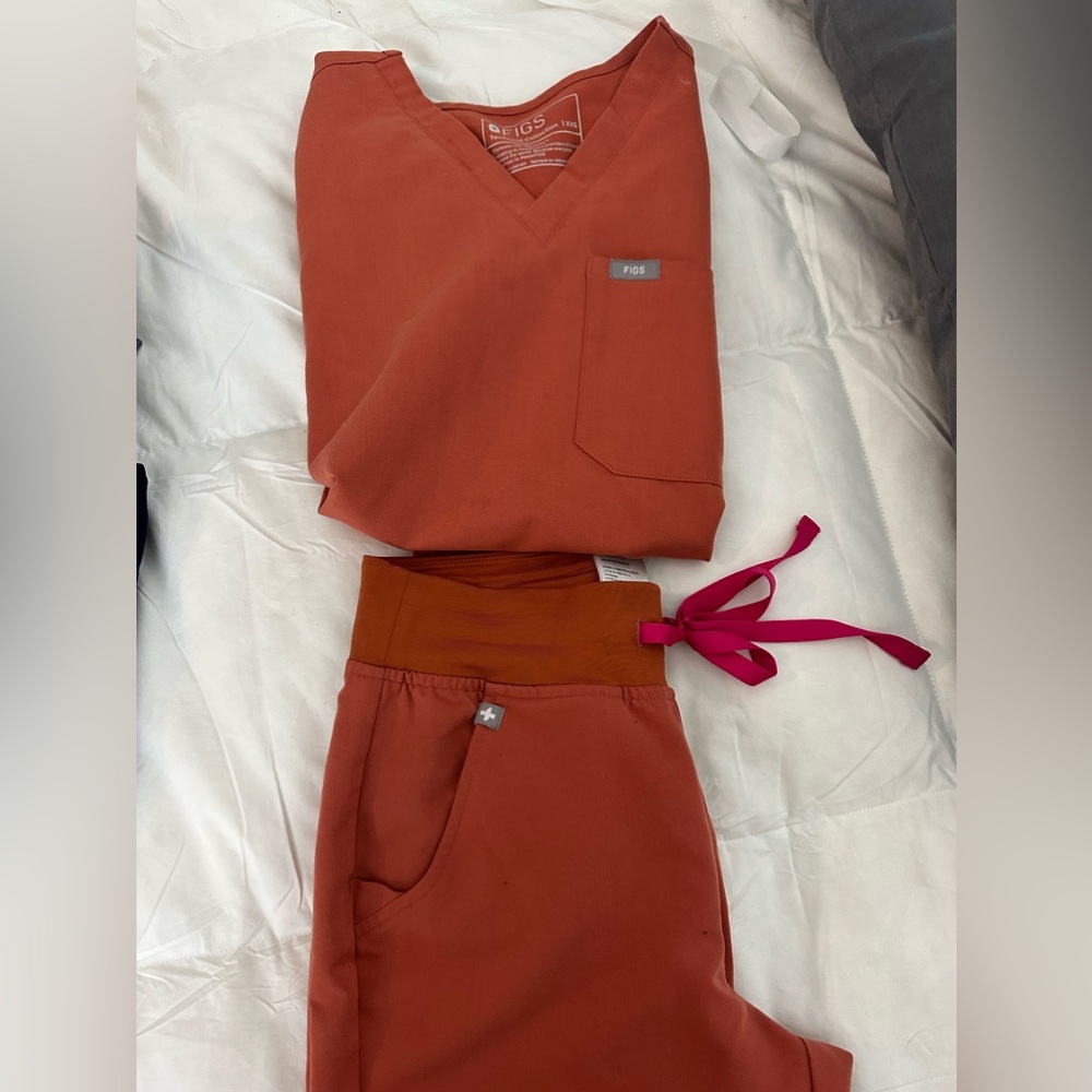Terracotta Figs scrubs. XXS Catarina top and Zamora joggers.